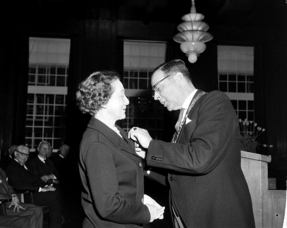 Lintjesregen in Amsterdam Henriette van Eyck en burgemeester Van Hall, Bestanddeelnr 915-0997
