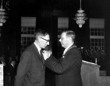 Lintjesregen in Amsterdam op stadhuis, prof. dr. E. L. Smelik (hoogleraar univer, Bestanddeelnr 917-7058