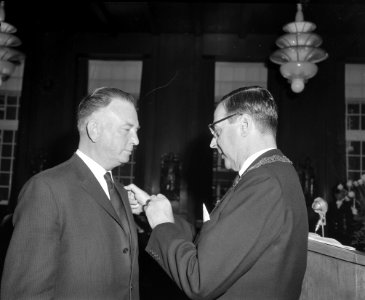 Lintjesregen op het Amsterdamse stadhuis Dick Bessem, Bestanddeelnr 913-8191