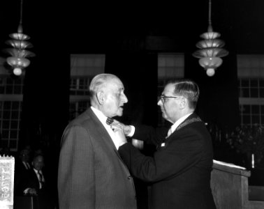 Lintjesregen in Amsterdam op stadhuis, J. Hoven (sportjournalist), Bestanddeelnr 917-7054