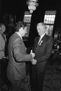 Lintjesregen nr. 8, 9 burgemeester Van Thijn geeft onderscheiding aan G. de Kle, Bestanddeelnr 932-9480