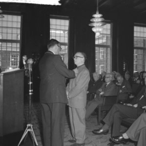 Lintjesregen op stadhuis, Bestanddeelnr 912-4201