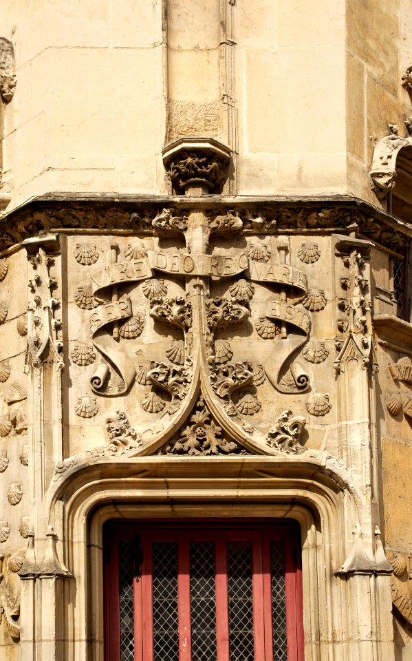 Linteau Hôtel de Cluny Paris