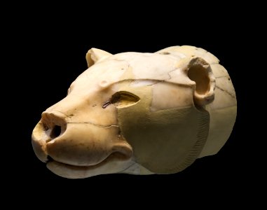 Lioness head rhyton left profile archmus Heraklion photo