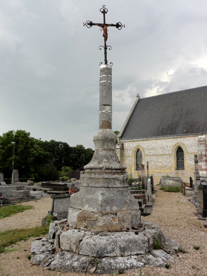 Lintot (Seine-Mar.) croix de cimetière