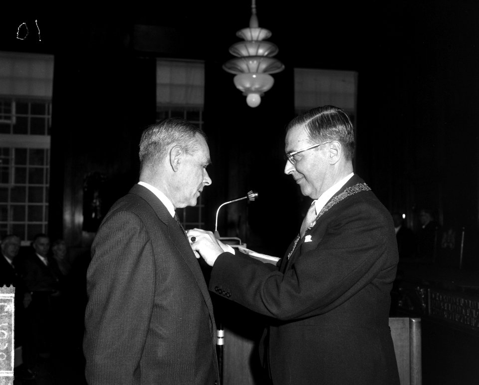 Lintjesregen in Amsterdam op stadhuis, mr. J. Jolles (advocaat), Bestanddeelnr 917-7056