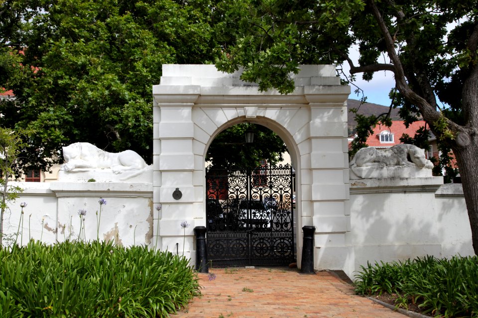 Lioness Gateway, Company's Garden