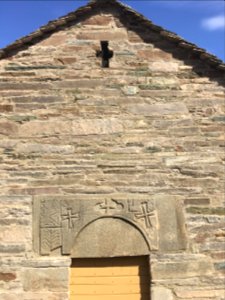 Linteau sur la façade occidentale - Chapelle Notre-Dame-des-Neiges de Brando
