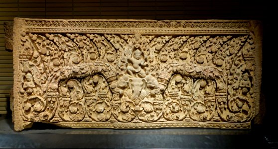 Lintel, Prasat Sraiao, Cambodia, Angkor period, 900s AD, sandstone - Tokyo National Museum - Tokyo, Japan - DSC08782