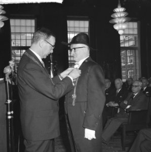 Lintjesregen op stadhuis Bode J Hartjes ontvangt de Zilveren Ere-medaille, Bestanddeelnr 912-4204