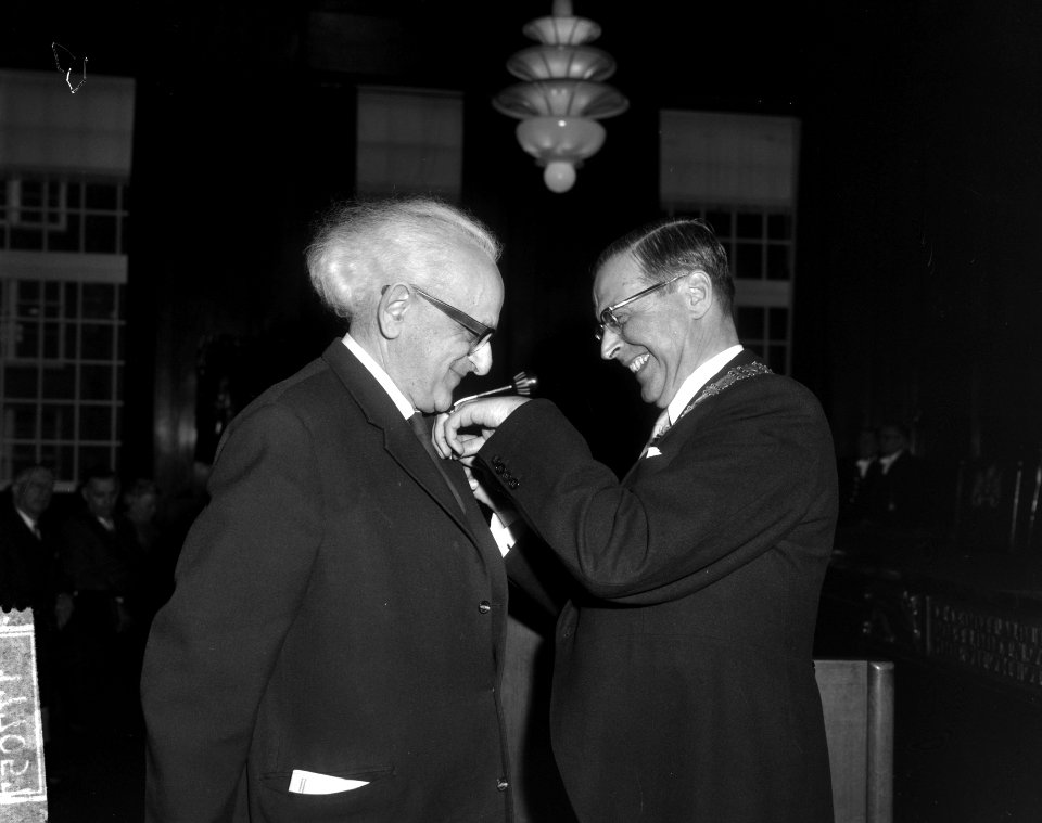 Lintjesregen in Amsterdam op stadhuis, mr. Abel J. Herzberg (letterkundige), Bestanddeelnr 917-7057
