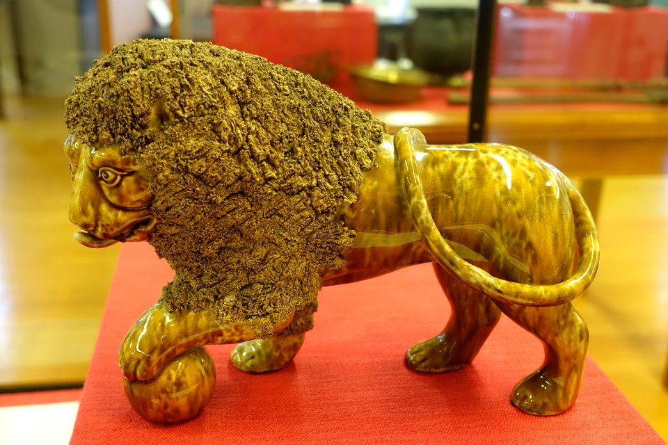 Lion with 'coleslaw' type mane, U.S. Pottery Company, Bennington VT, c. 1850, ceramic with Rockingham glaze - Old Colony History Museum - Taunton, Massachusetts - DSC03866
