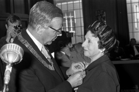 Lintjesregen, Burgemeester G. van Hall reikt onderscheiding uit aan Enny Mols-de, Bestanddeelnr 920-2770
