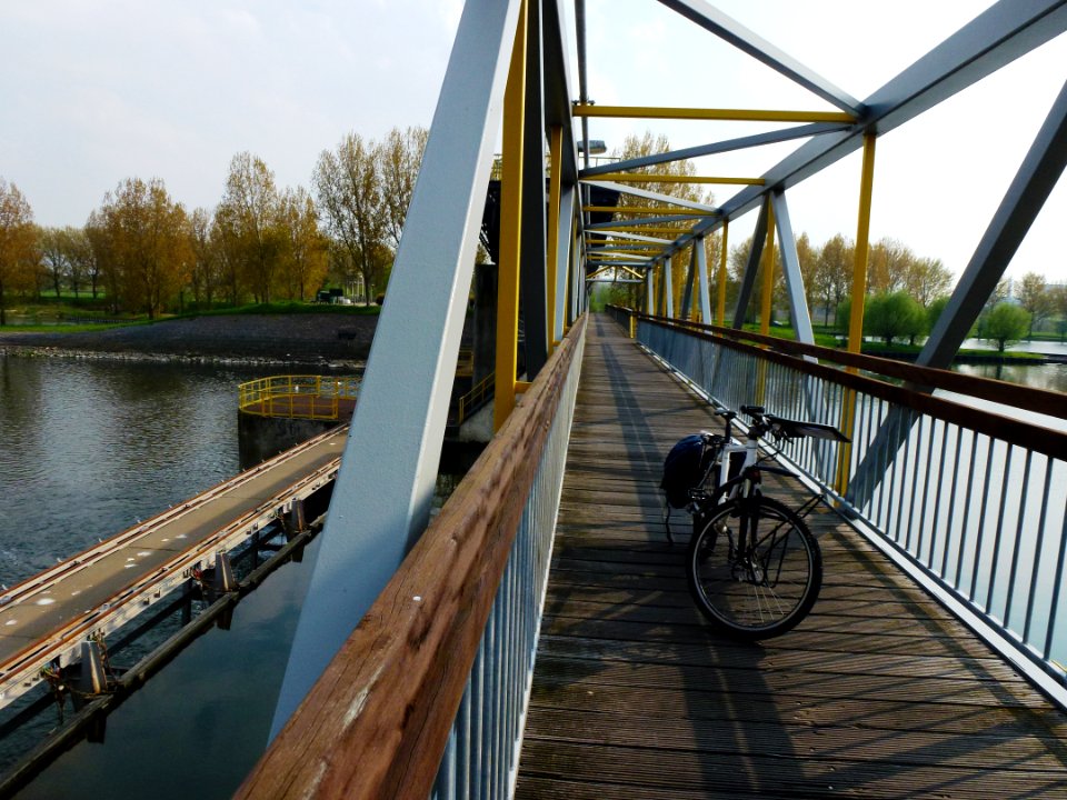 Linne (Maasgouw) stuw, fietsbrug