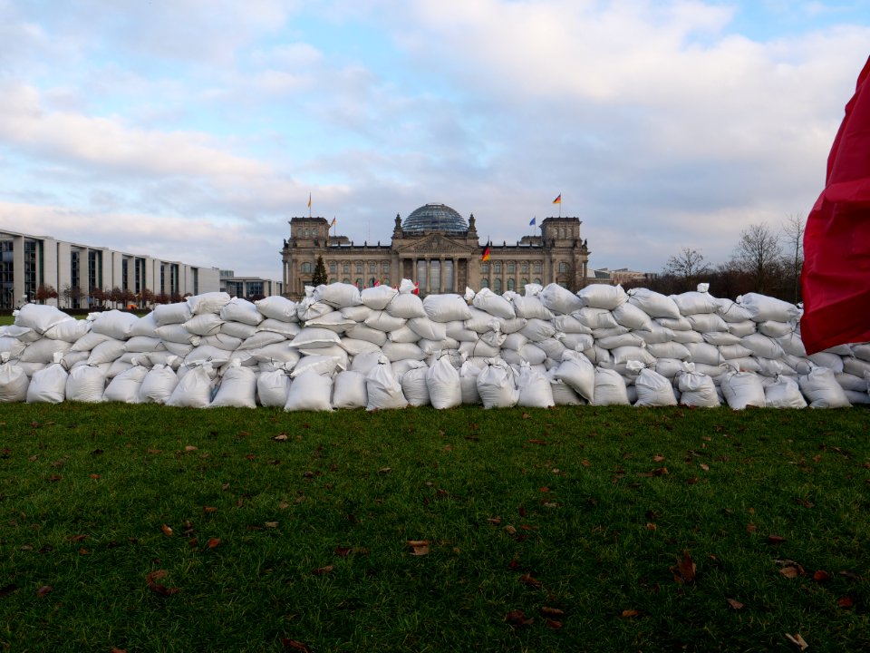 Linksjugend solid levee building protest at Platz der Republik 13