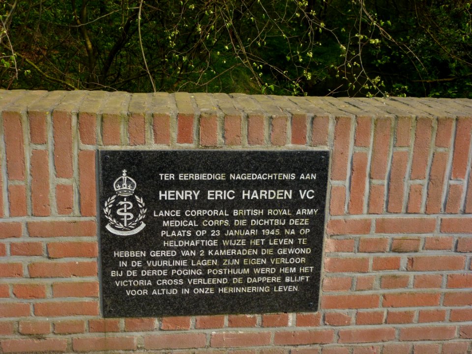 Linne (Maasgouw) monument Henry Eric Halden (nl) op brug vlootbeek