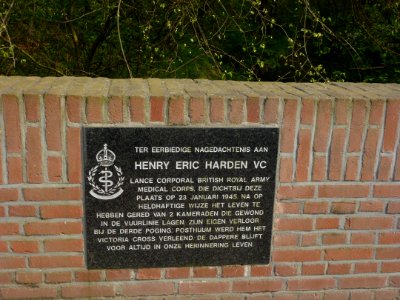 Linne (Maasgouw) monument Henry Eric Halden (nl) op brug vlootbeek