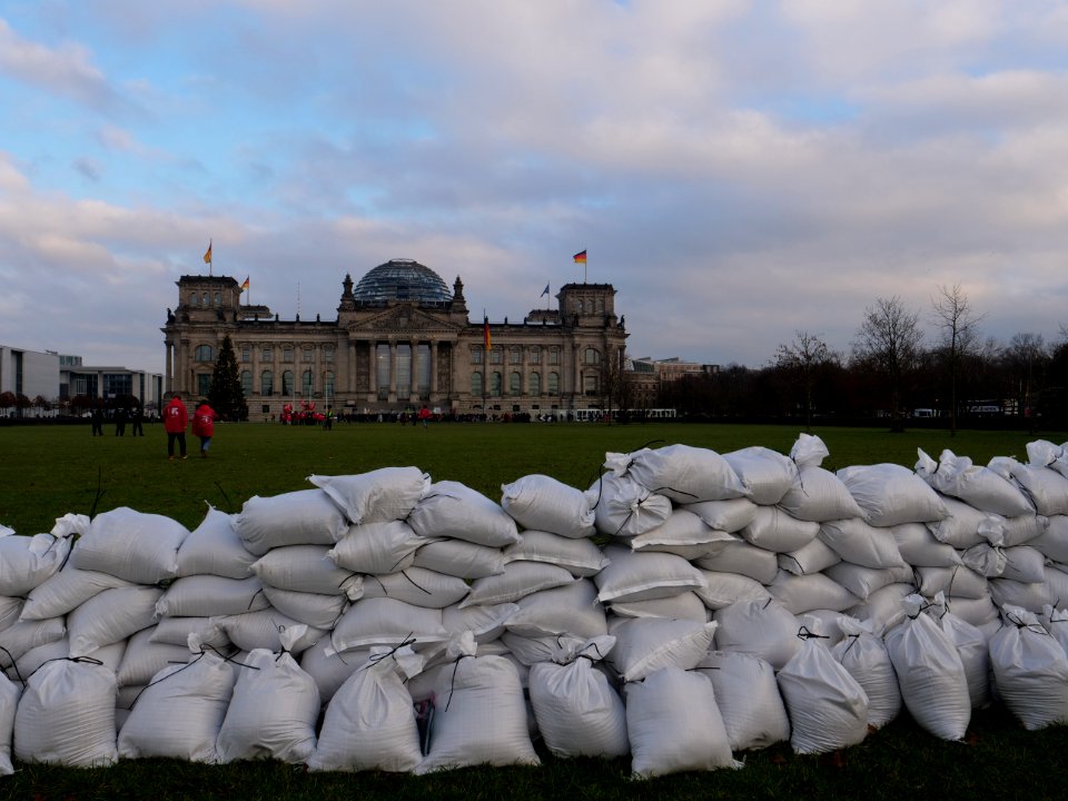 Linksjugend solid levee building protest at Platz der Republik 20