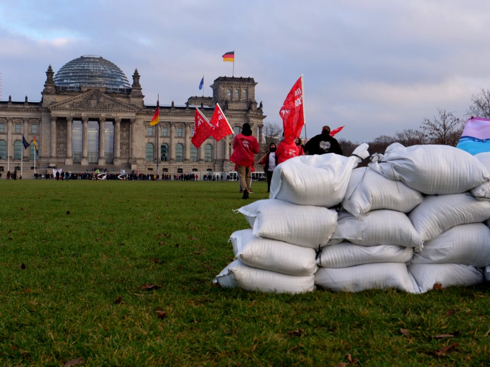Linksjugend solid levee building protest at Platz der Republik 10