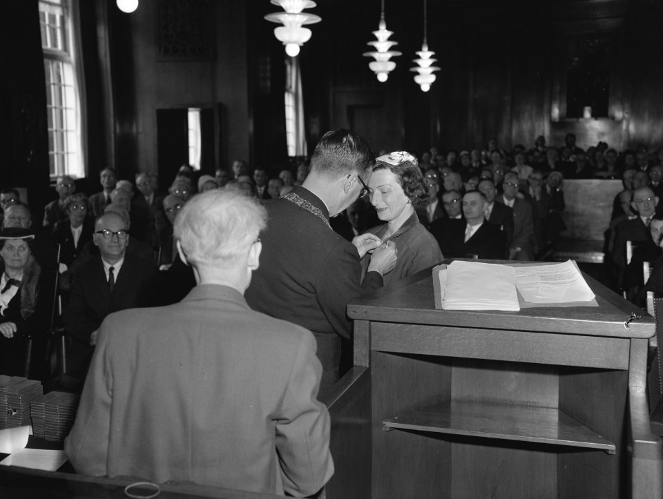 Lintjesregen 1959 t.g.v. de verjaardag van Koningin Juliana, Sonia Gaskell benoe, Bestanddeelnr 910-3354
