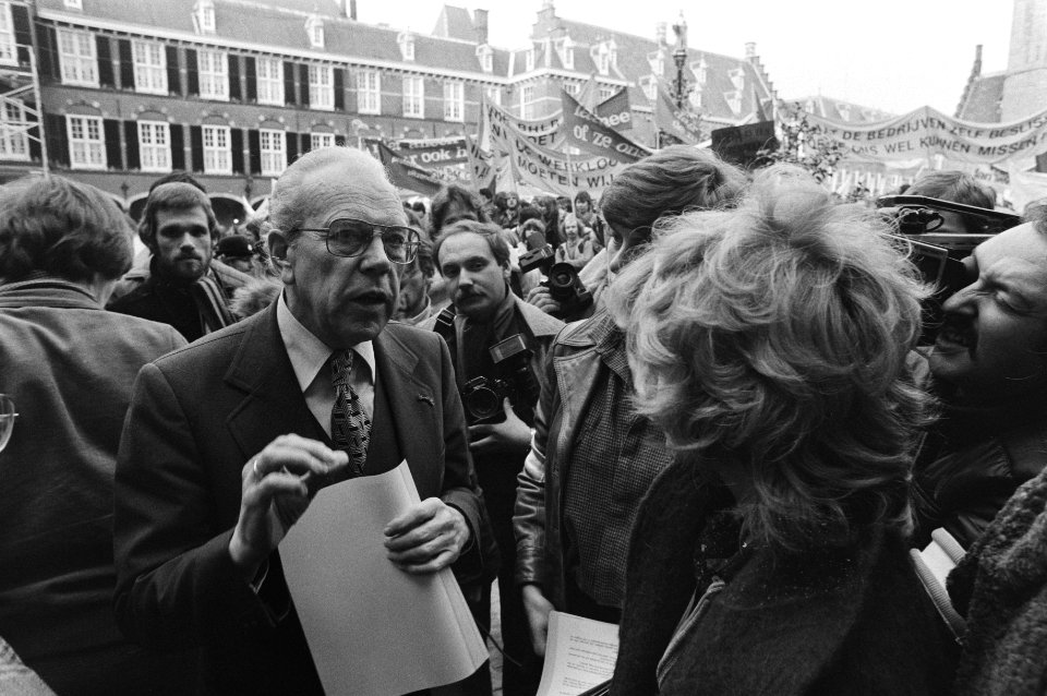 Links minister Wil Albeda die een petitie ontvangt, Bestanddeelnr 931-2733