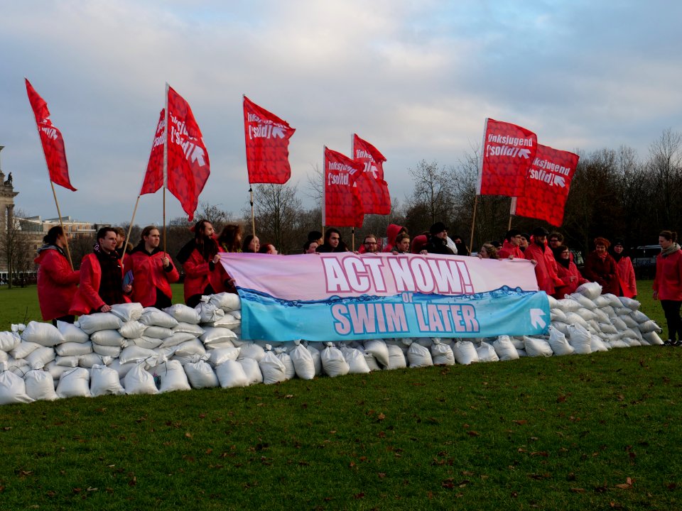Linksjugend solid levee building protest at Platz der Republik 01