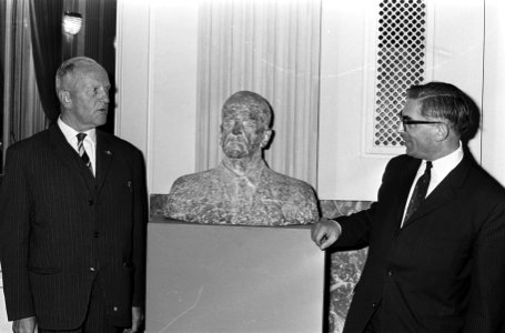 Links mr. de Roos, rechts wethouder Wim Polak, Bestanddeelnr 920-4219