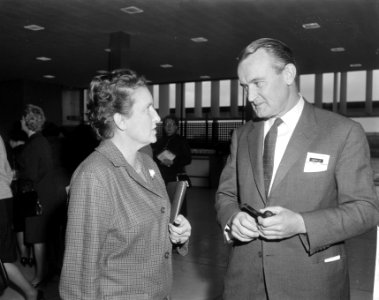 Links mevrouw A.Th. Vos-Warnecke en rechts ir. J. Loopuyt (algemeen voorzitter N, Bestanddeelnr 918-4912