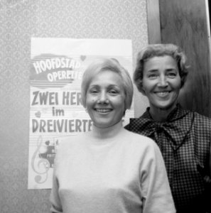 Links mevrouw Hamel en rechts mevrouw Aurich voor de affiche Zwei Herzen im Dr…, Bestanddeelnr 919-5123