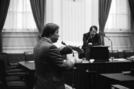 Links van Marcel van Dam (PvdA), rechts staatssecretaris Gerrit Brokx (CDA), Bestanddeelnr 930-1456