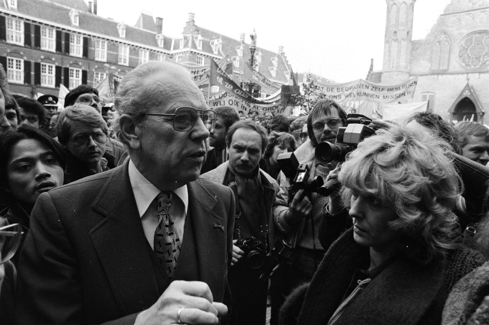 Links minister Wil Albeda die een petitie ontvangt, Bestanddeelnr 931-2731