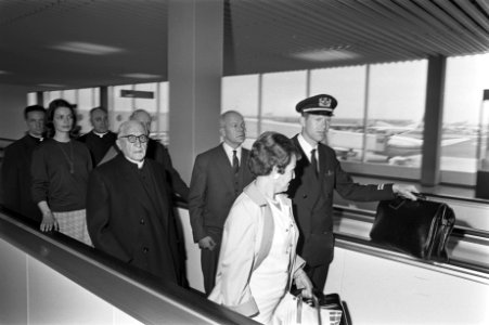Links mgr. Beltrami, rechts de voorzitter van de Tweede Kamer mr. Frans van Thie, Bestanddeelnr 920-4159