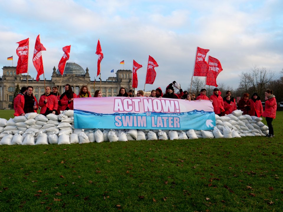 Linksjugend solid levee building protest at Platz der Republik 04