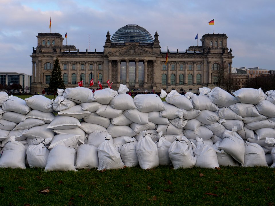 Linksjugend solid levee building protest at Platz der Republik 15