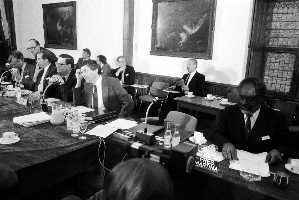 Links minister Van Aardenne (Economische Zaken) en premier Lubbers, rechts premi, Bestanddeelnr 932-5225