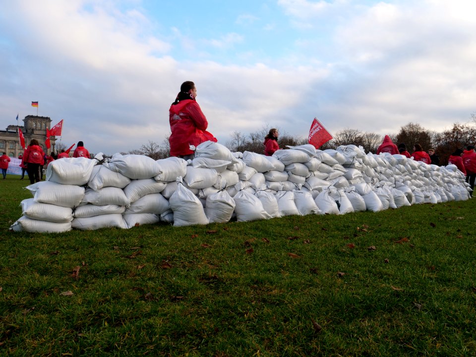 Linksjugend solid levee building protest at Platz der Republik 11