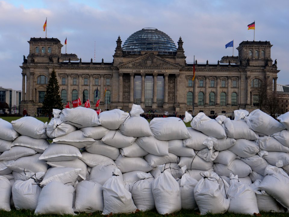 Linksjugend solid levee building protest at Platz der Republik 16