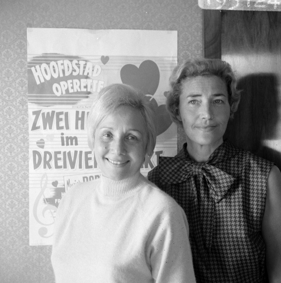 Links mevrouw Hamel en rechts mevrouw Aurich voor de affiche Zwei Herzen im Dr…, Bestanddeelnr 919-5124