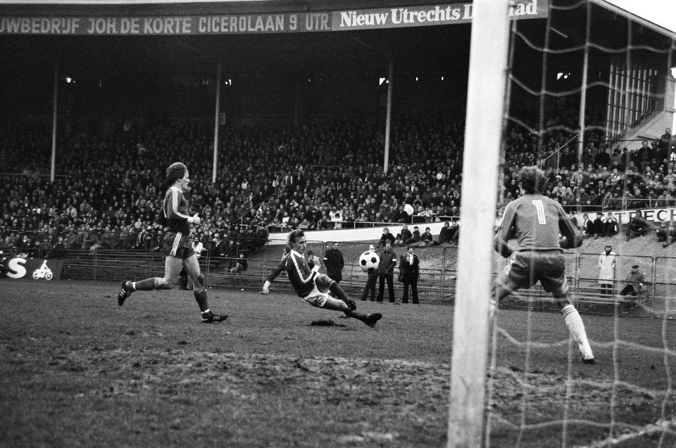 Links Willy Carbo die scoort langs doelman André van Gerven bij de wedstrijd FC , Bestanddeelnr 931-3085