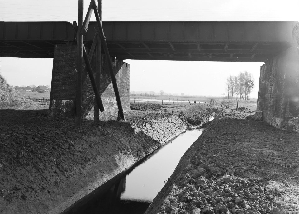 Links vuilwaterbeek rechts schoonwaterbeek Voorstondense beek, Bestanddeelnr 192-1271