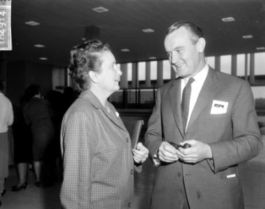 Links mevrouw A.Th. Vos-Warnecke en rechts ir. J. Loopuyt (algemeen voorzitter N, Bestanddeelnr 918-4914