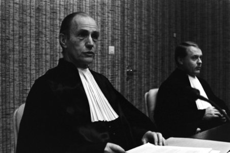 Links Mr. Borgenhoff-Mulder, president van de Amsterdamse rechtbank tijdens een , Bestanddeelnr 931-2790