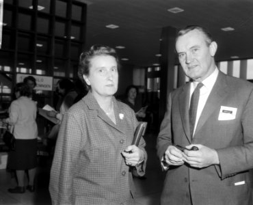 Links mevrouw A.Th. Vos-Warnecke en rechts ir. J. Loopuyt (algemeen voorzitter N, Bestanddeelnr 918-4908