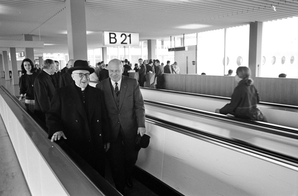 Links mgr. Beltrami, rechts de voorzitter van de Tweede Kamer mr. Frans van Thie, Bestanddeelnr 920-4158