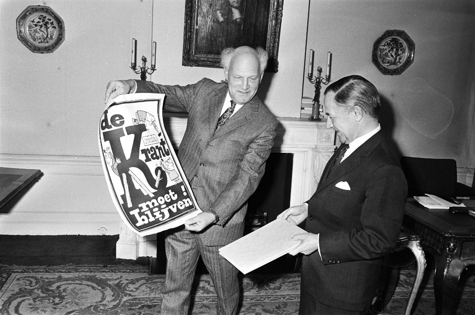 Links Jules van Raalte, voorzitter van de NVJ, rechts minister-president Piet d…, Bestanddeelnr 924-3825