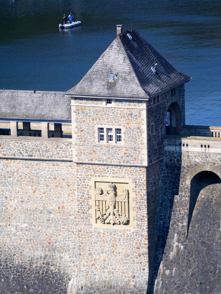 Linker.Staumauerturm.Edertalsperre.vom.Uhrenkopf