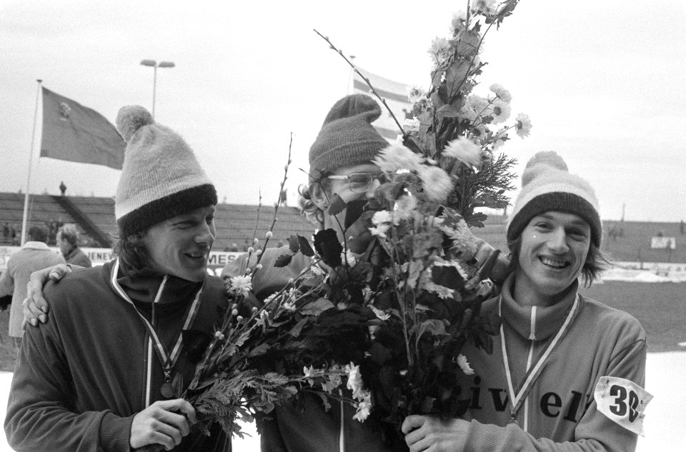 Links Jan Palsma en midden Harm Kuipers met bloemen, Bestanddeelnr 926-9370