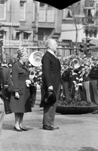 Links Norah Michener, rechts gouverneur-generaal Michener, Bestanddeelnr 924-4517