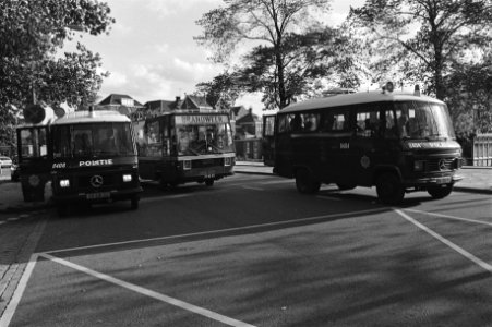 Links en rechts manschappenwagens van de Mobiele Eenheid, in het midden de Verbi, Bestanddeelnr 930-4509