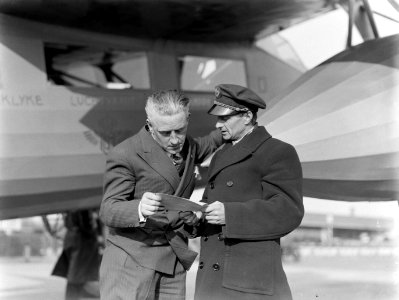 Links Harry Laponder en rechts piloot Willem Beekman bij de Fokker F.XX PH-AIZ Z, Bestanddeelnr 189-1259